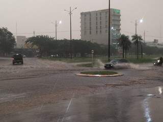 Na avenida próxima a fronteira, a chuva dificultou o tráfego de veículos. (Foto: Direto das Ruas)