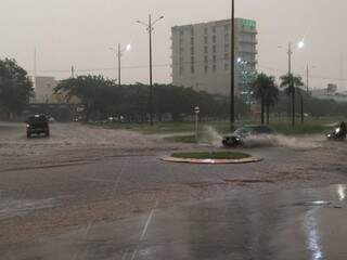 Ap&oacute;s seis dias de estiagem, volta a chover forte na fronteira com o Paraguai
