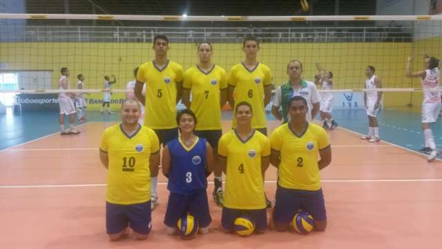 Sem tr&ecirc;s titulares, sele&ccedil;&atilde;o masculina de v&ocirc;lei improvisa e perde para o Par&aacute;  