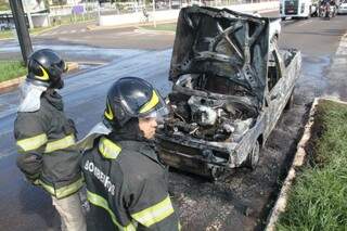 O veículo foi destruído pelas chamas (Foto: Marcos Ermínio)