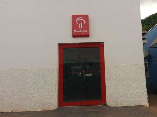 Bandidos abrem cofre de caixa eletr&ocirc;nico e furtam mais de R$ 142 mil 