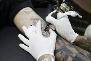 Depois de fazer tatuagem não se pode doar sangue por um ano (Foto: Cleber Gellio)