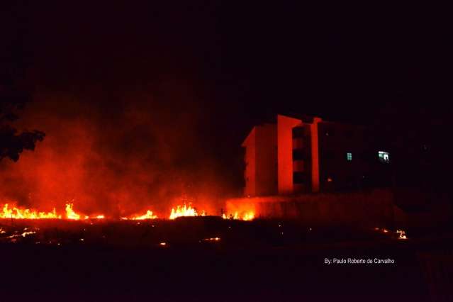 Morador indignado registra fogo destruindo terreno ao lado de condom&iacute;nio