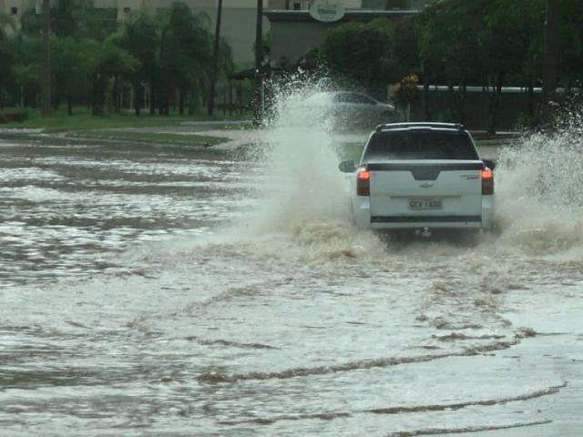 Forte chuva causa alagamentos em v&aacute;rios locais e derruba sem&aacute;foro
