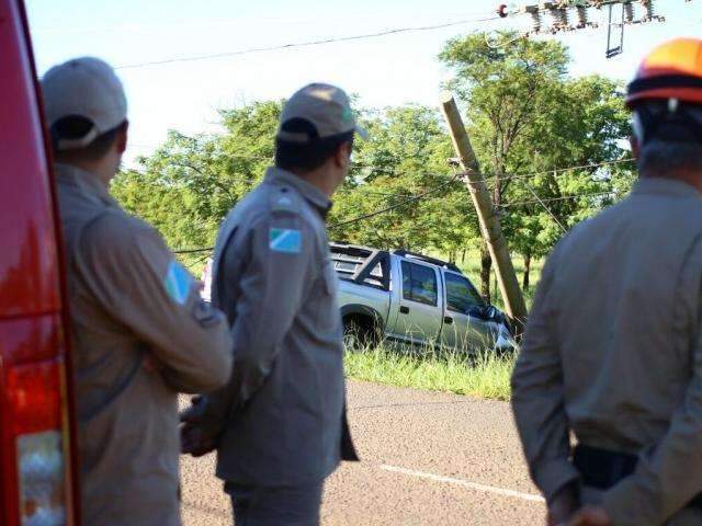 Condutora de 72 anos passa mal e derruba poste na Avenida Gury Marques 