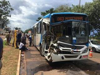 Frente do ônibus ficou destruída (Foto: Guilherme Henri)