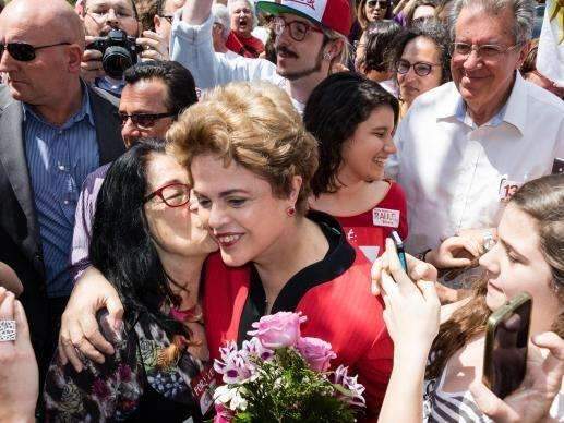 Confus&atilde;o entre policiais, imprensa e apoiadores marca voto de Dilma