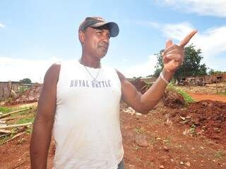 O pedreiro Adão Correia da Silva diz que mora há nove meses no local com a família (Foto: Luciano Muta)