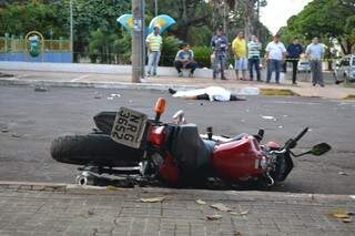 Entregador que pilotava a motocicleta morreu na hora (Foto:Simão