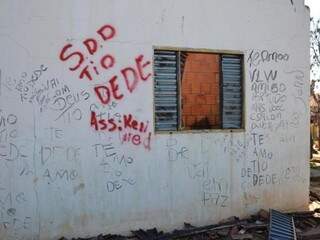 No que sobrou onde &ldquo;Dede&rdquo; viveu, despedidas que as chamas n&atilde;o v&atilde;o apagar 