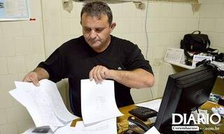 Suspeito carregava papéis com nomes e telefones de supostas vítimas do golpe. (Foto: Diário Corumbaense) 