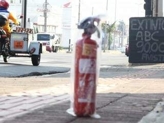 Empresas fazem promoção de extintor antes de saber de nova medida (Foto: Marcos Ermínio)