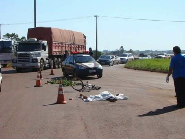  Idoso morre ao ser atingido por carreta na BR-163 em Dourados