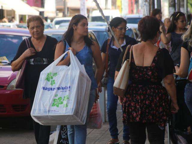 D&eacute;cimo terceiro aquece o com&eacute;rcio e cabe at&eacute; solidariedade nas compras