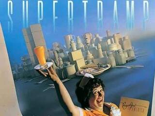 Capa do disco Breakfast in América, do Supertramp, com Torres Gêmeas ao fundo.