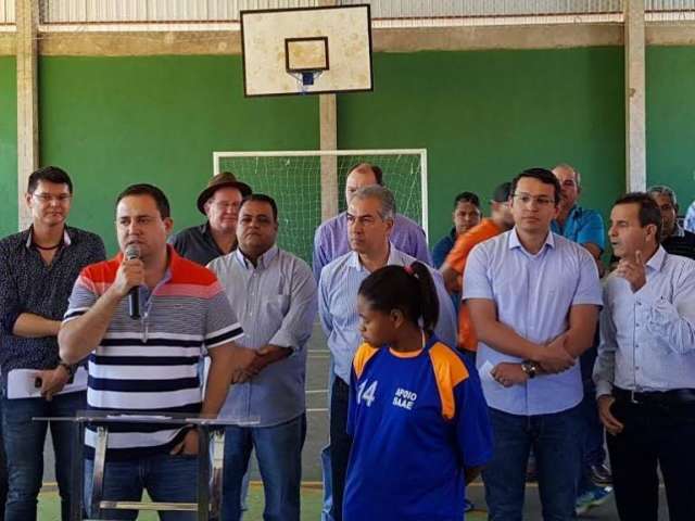 Quadra de escola recebe cobertura em parceria entre deputado e Governo