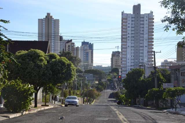 Domingo amanhece ensolarado e com poucas nuvens na Capital