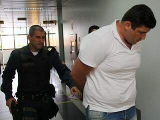 Rafael (à direita) está preso há noves meses. (Foto: Marcos Ermínio)