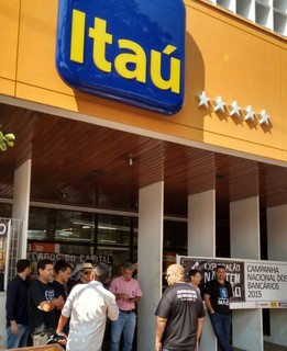 Bancários protestam em frente à agência do Itaú, no Centro de Dourados (Foto: Divulgação)