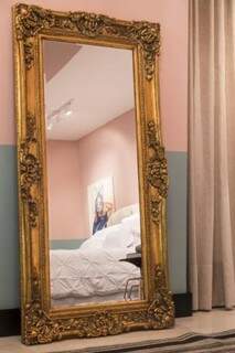 Sofisticado, espelho no chão foge do tradicional. (Foto: Mariana Boro/A CASAA)