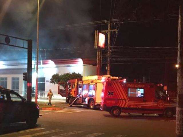 Inc&ecirc;ndio em ag&ecirc;ncia do Bradesco destruiu salas e caixas eletr&ocirc;nicos 