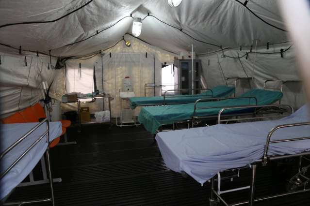 Pacientes esperam at&eacute; 5 horas por atendimento e tendas n&atilde;o funcionam