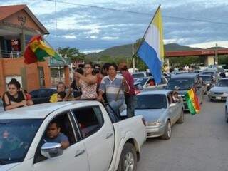 Bolivianos foram às ruas na fronteira com MS comemorar renúncia de Evo. (Foto: Leonardo Cabral/Diário Corumbaense)