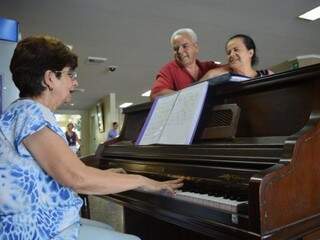 Soledad, de 73 anos, encanta visitantes que ficam emocionados com ao som do piano. (Foto: Thailla Torres) 