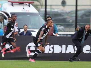 Após vacilos e dois pênaltis, Vasco vence de virada por 3 a 2 sobre o Fluminense Após vacilos e dois pênaltis, Vasco vence de virada por 3 a 2 sobre o Fluminense