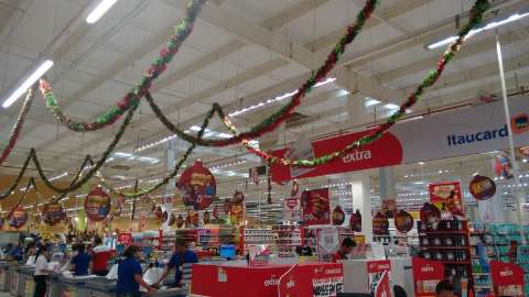 Para economizar, supermercados poupam até na decoração natalina 