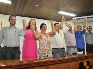 Ao centro, Douglas comemora vitória na eleição para presidente da Assomasul (Foto: João Garrigó)