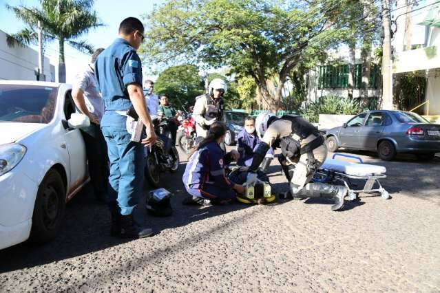 Colisão entre carro e moto fere jovem no Jardim dos Estados