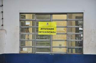 Cartaz expressa a interdição do curtume (Foto: João Carrigó)