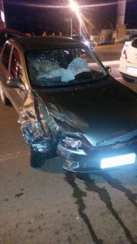 B&ecirc;bado, jovem bate em 3 carros e provoca colis&atilde;o de outro contra poste