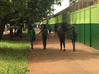Entrada de alunos do período da tarde de escola estadual localizada na Vila Margarida (Foto: Guilherme Henri)