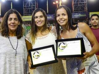 Victoria, à direita, com placa de premiação entregue (Foto: CBV/Divulgação)