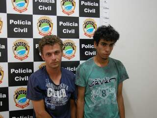 Wesley (esquerda) e Efraim (direita) foram presos por assalto. (Foto: Pedro Peralta)