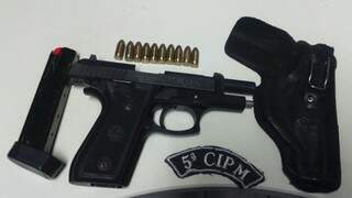 Pistola .380 apreendida com guarda municipal durante blitz na Via Morena. (Foto: Divulgação)