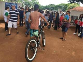 Adolescente chegando no Cruzeiro com uma enxada na bicicleta (Foto: Danielle Valentim) 