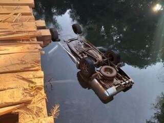 Veículo caído com as 4 rodas para cima em um dos rios de água cristalina de Bonito. (Foto: Maracaju Speed) 
