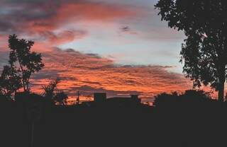 Foto tirada nas primeiras horas do dia desta sexta-feira em Campo Grande. O tempo amanheceu com céu entre nuvens.  (Foto: Marcelo Calazans) 