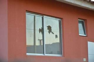 Algumas casas tiveram vidros quebrados (Foto: Vanessa Tamires)