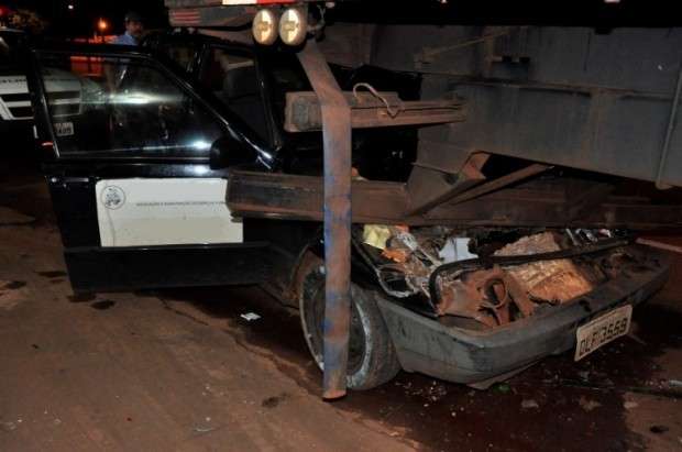Carro fica destru&iacute;do ao parar debaixo de caminh&atilde;o em Nova Andradina 
