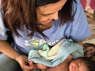 A médica Dorinha segurando nos braços a pequena Dorinha que nasceu no dia 5 de março. (Foto: Arquivo Pessoal) 