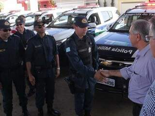 O governador saudando policiais militares na entrega de viaturas na cidade de Paranaíba (Foto: Chico Ribeiro)
