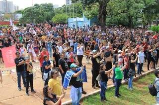 Manifestação de professores contra a reforma da previdência, realizada em Campo Grande, nesta sexta-feira (22). (Foto: Marina Pacheco) 