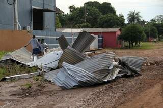Empresa na Gury Marques teve a cobertura danificada (Foto: Marcos Ermínio)