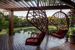 Cadeira Painho da marca Tidelli é balanço que saiu do jardim para compor o design da casa. (Foto: Fernando Antunes)
