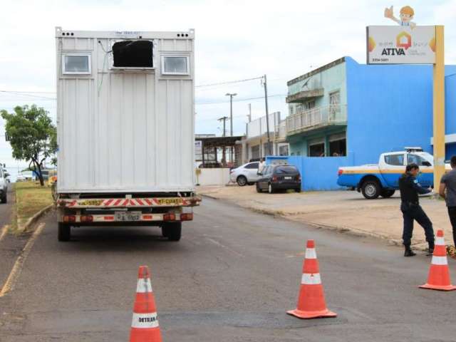 Acidente deixa dois feridos e interdita trecho da Mascarenhas de Morais 