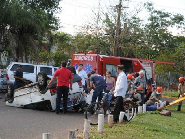  Uno com tr&ecirc;s jovens capota ao colidir com viatura  da PM